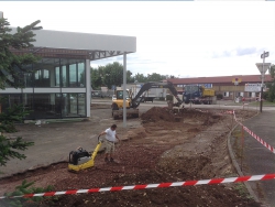 Terrassementt d'un fond de forme pour la pose d'un mur en L